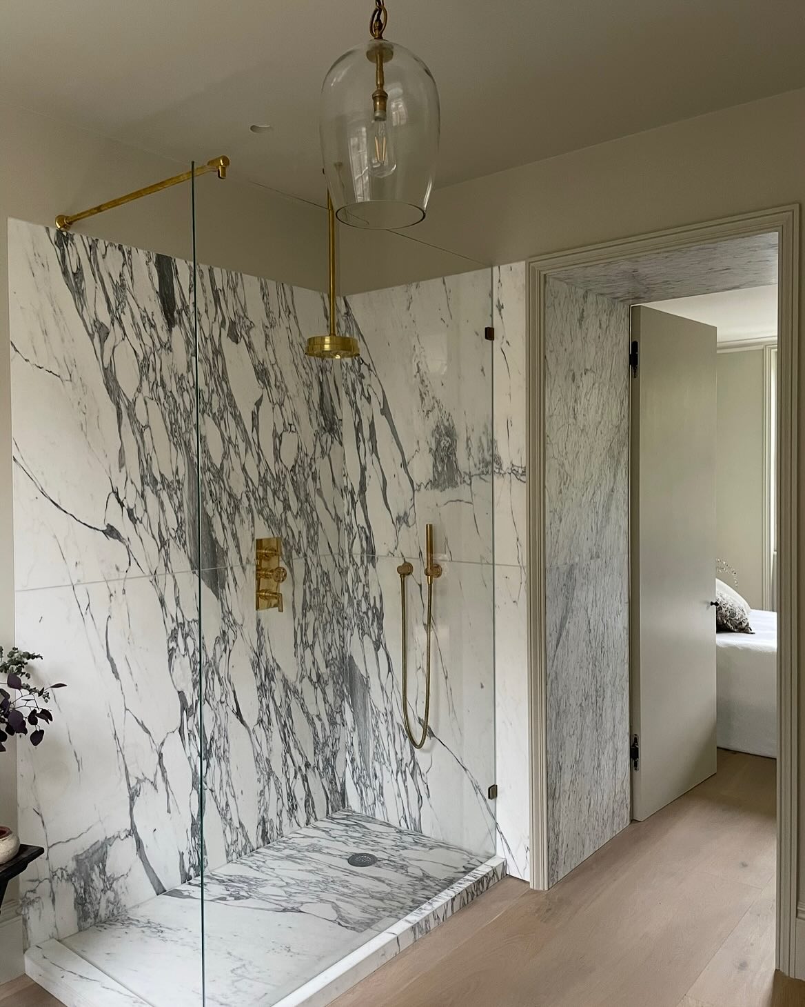 4. a Serene Sanctuary: Embracing Bold Veins and Warm Gold In Marble Elegance