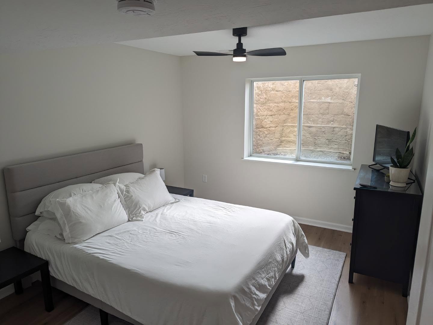 19. Serene Minimalism Meets Cozy Retreat