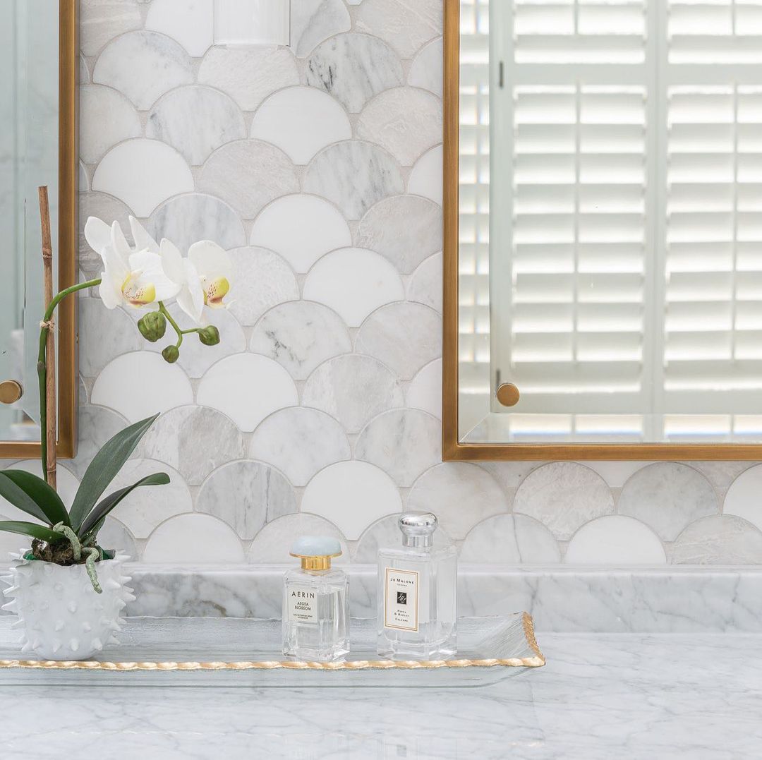 13. Ocean-inspired Elegance: Embrace the Serenity Of Scalloped Marble