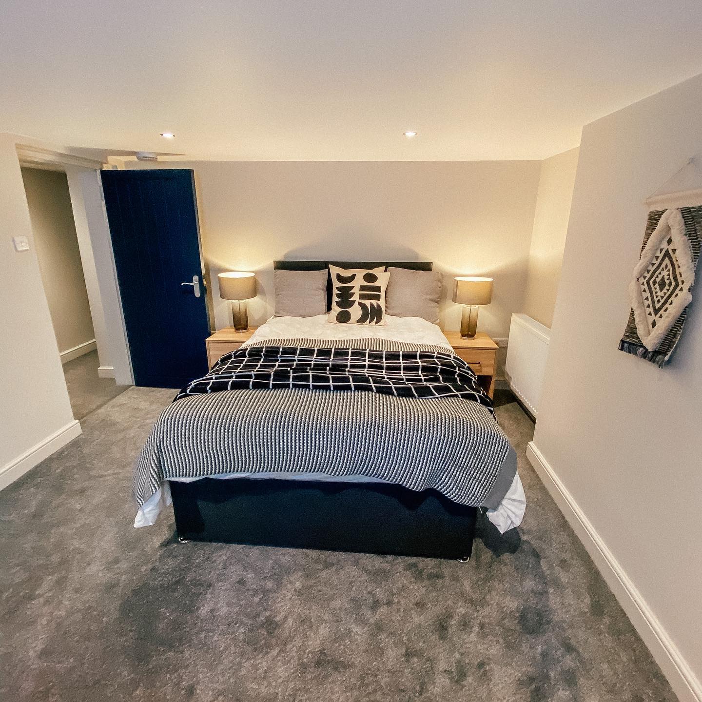 21. Cozy Minimalism Meets Artistic Touch