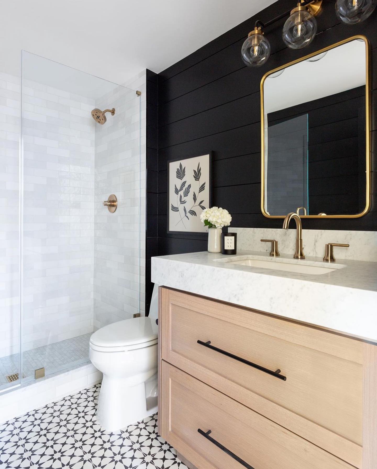 44. Sophisticated Serenity: the Art Of Monochrome Bathing