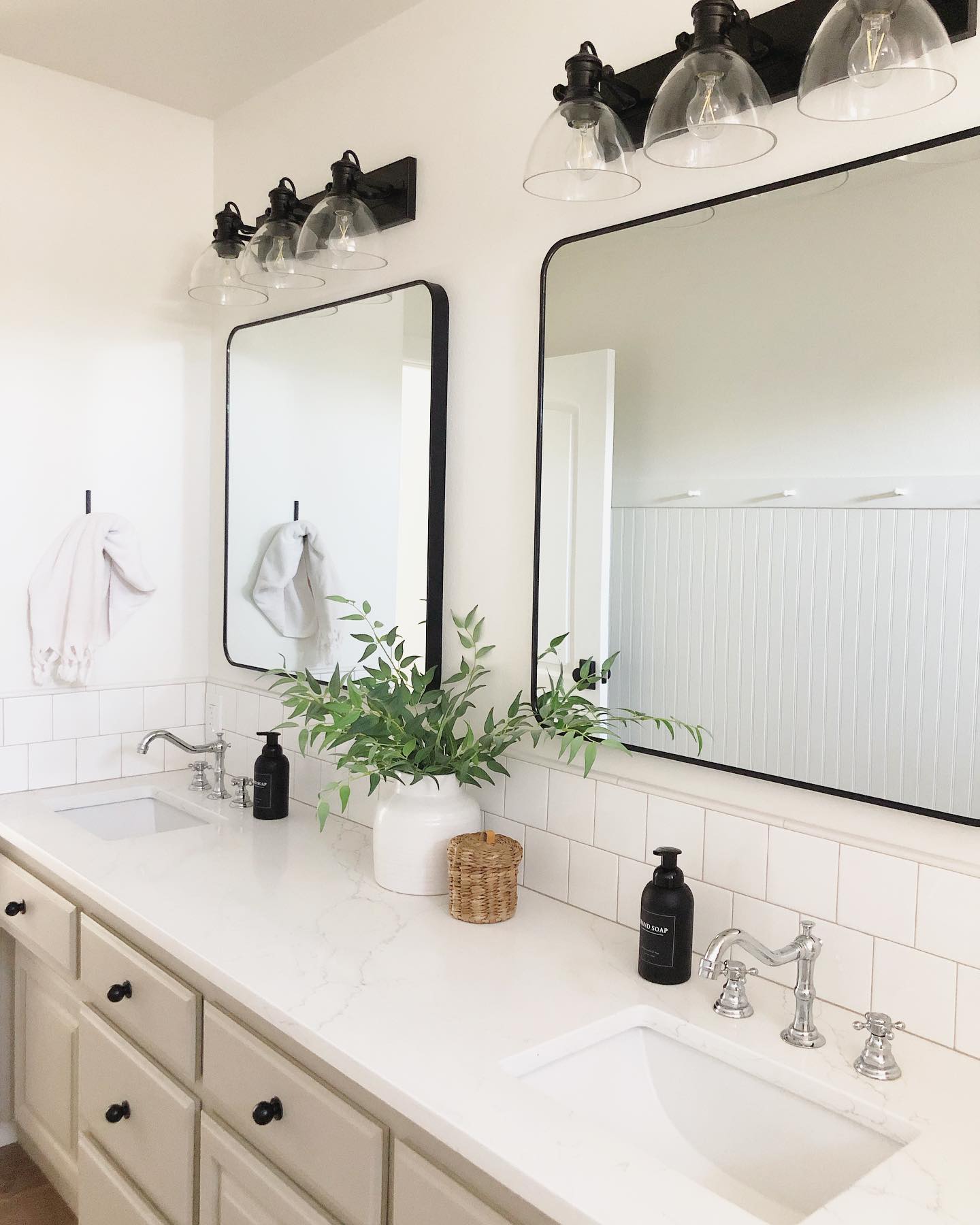 21. Elegance Meets Minimalism: the Quintessential Farmhouse Chic Backsplash