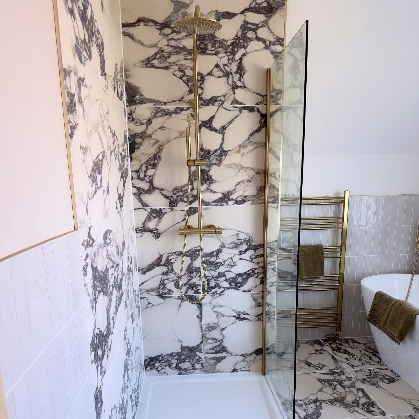 46. Opulent Oasis: Embrace Marble’s Bold Elegance