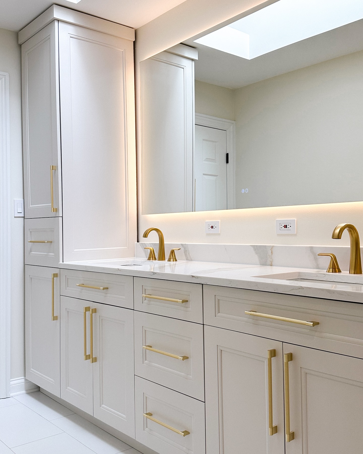 33. Modern Minimalism Meets Luxe Gold Accents