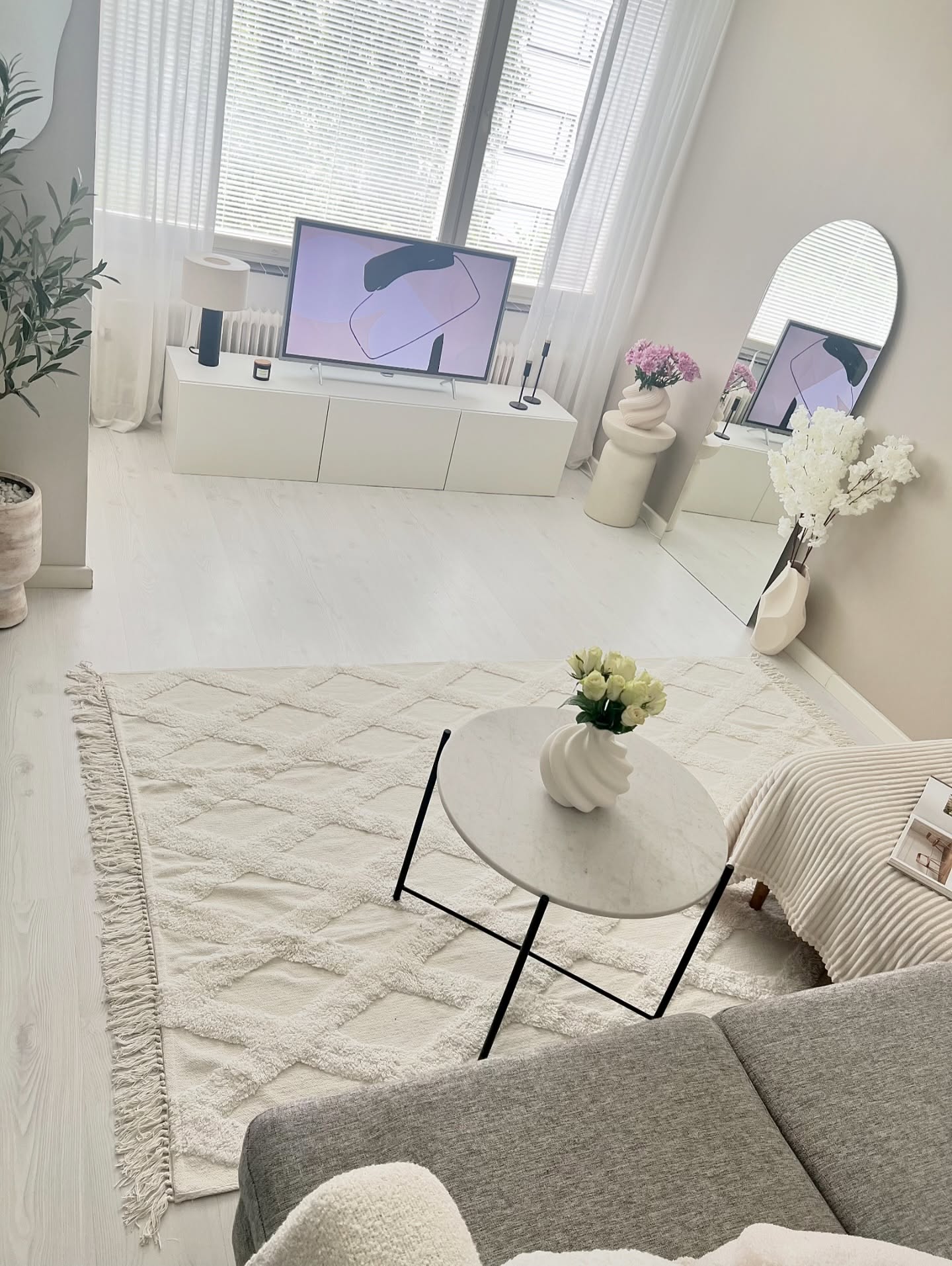 6. Soft Minimalism with a Touch Of Sculptural Elegance