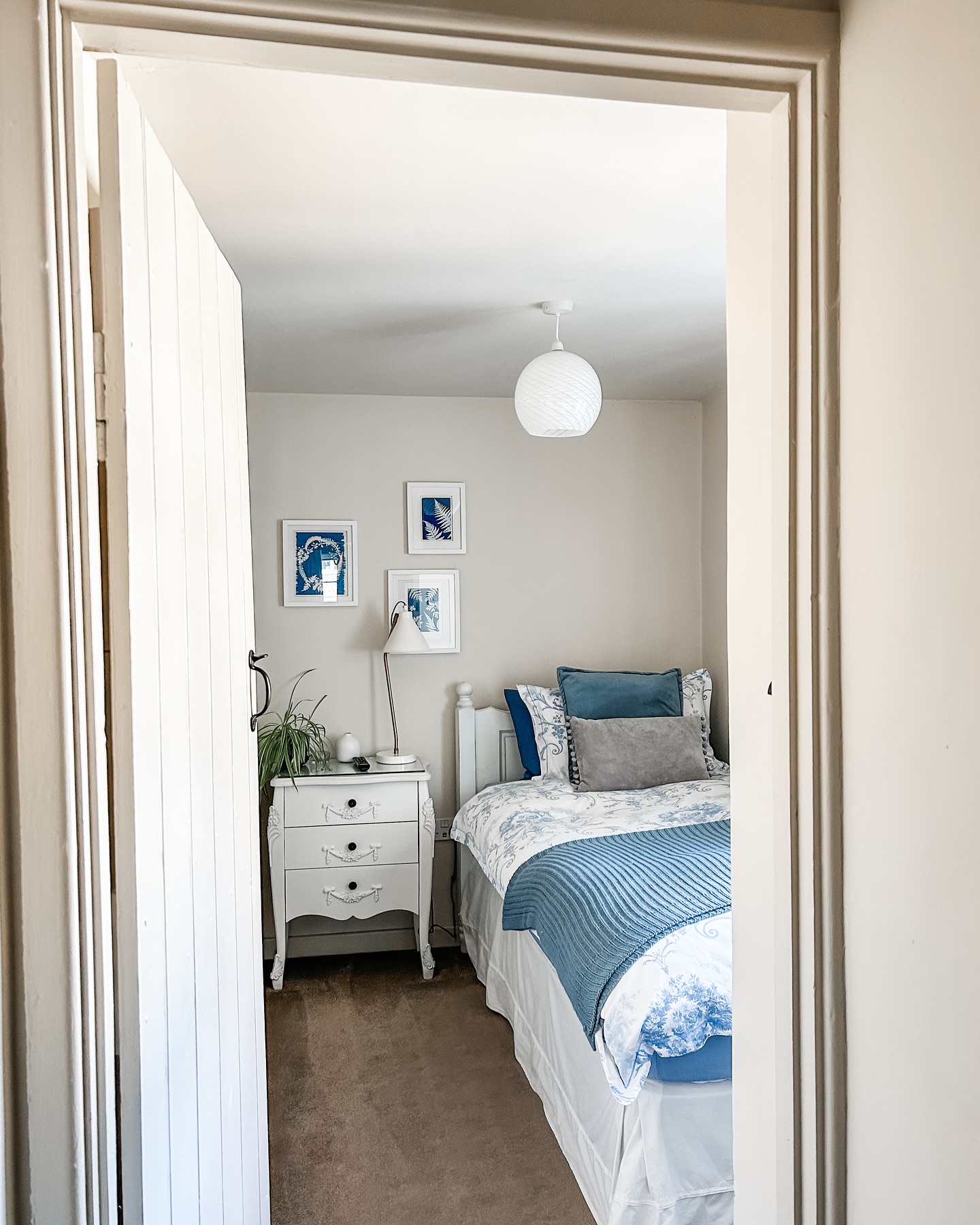 10. a Canopy Of Greenery Over a Minimalist Bed with Geometric Accents