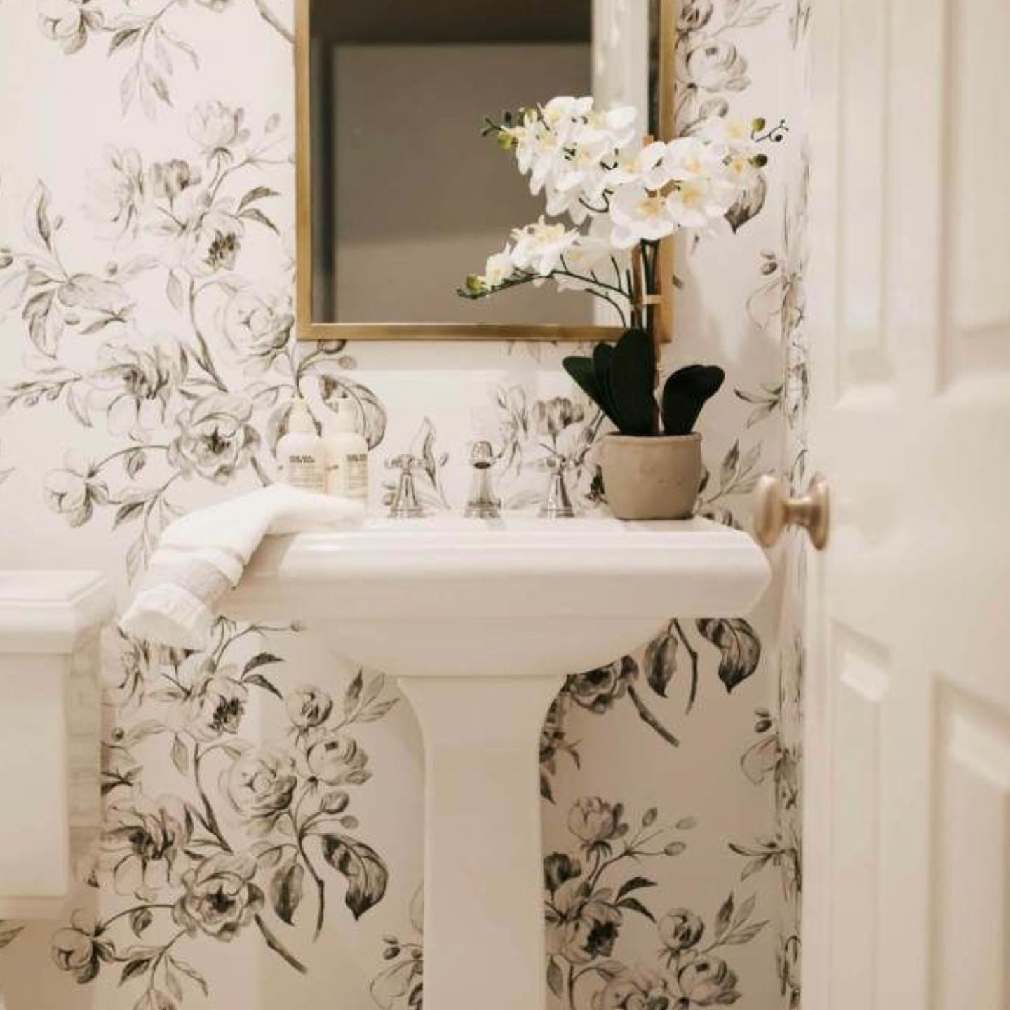 5. Whimsical Elegance: Floral Flourishes for a Sophisticated Sanctuary