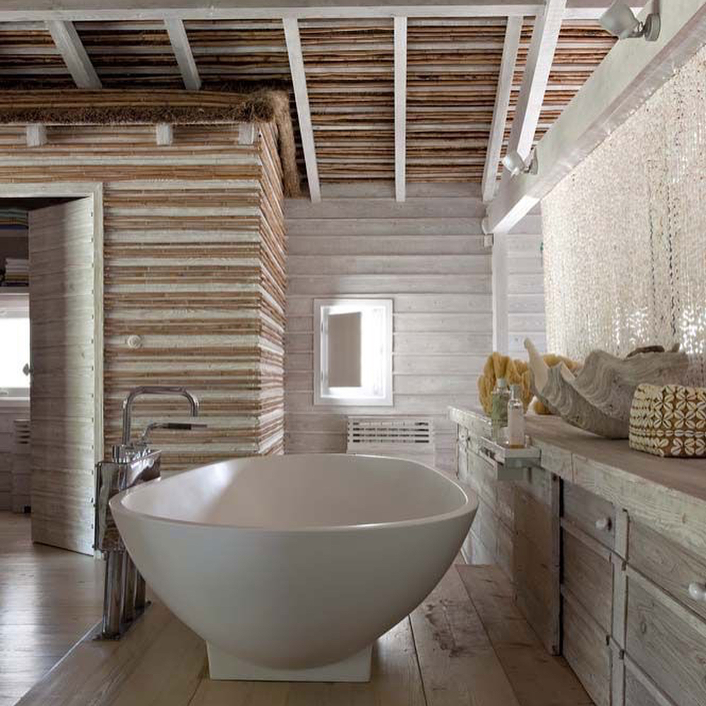 34. Tide-soaked Serenity: the Modern Minimalist Retreat