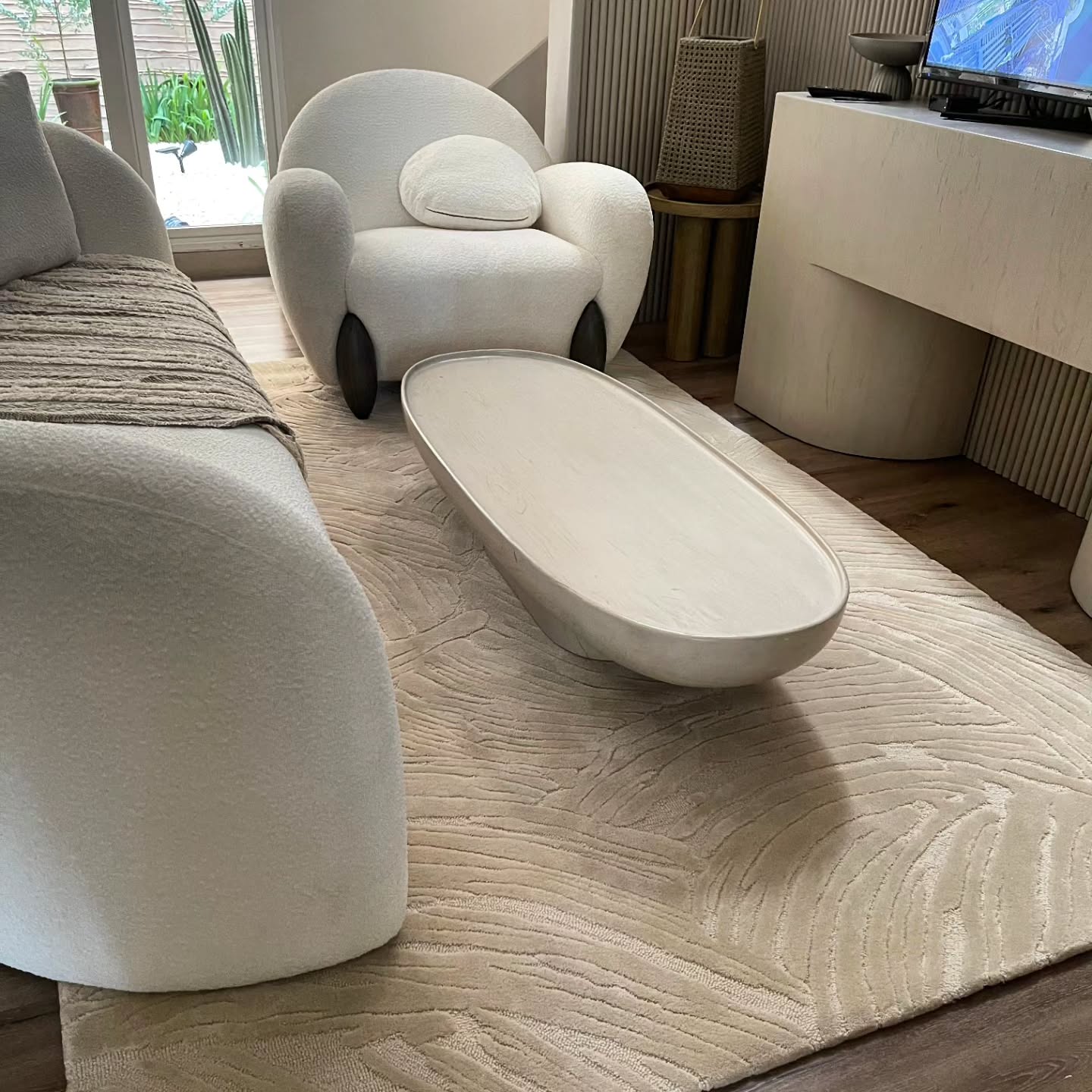 5. Warm Minimalism: Embracing Curves and Textures In a Cozy Retreat