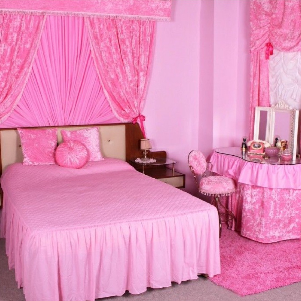 5. Victorian Velvet and Brass: the Intricate Bedpost and Draped Canopy Ensemble