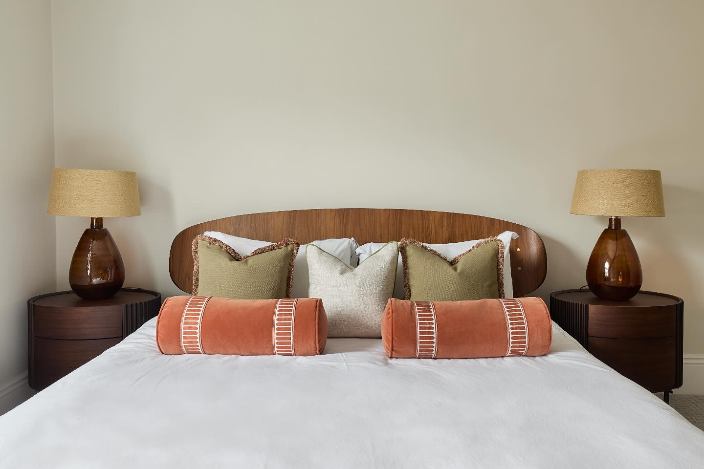 23. Warm Earth Tones Meet Mid-century Charm