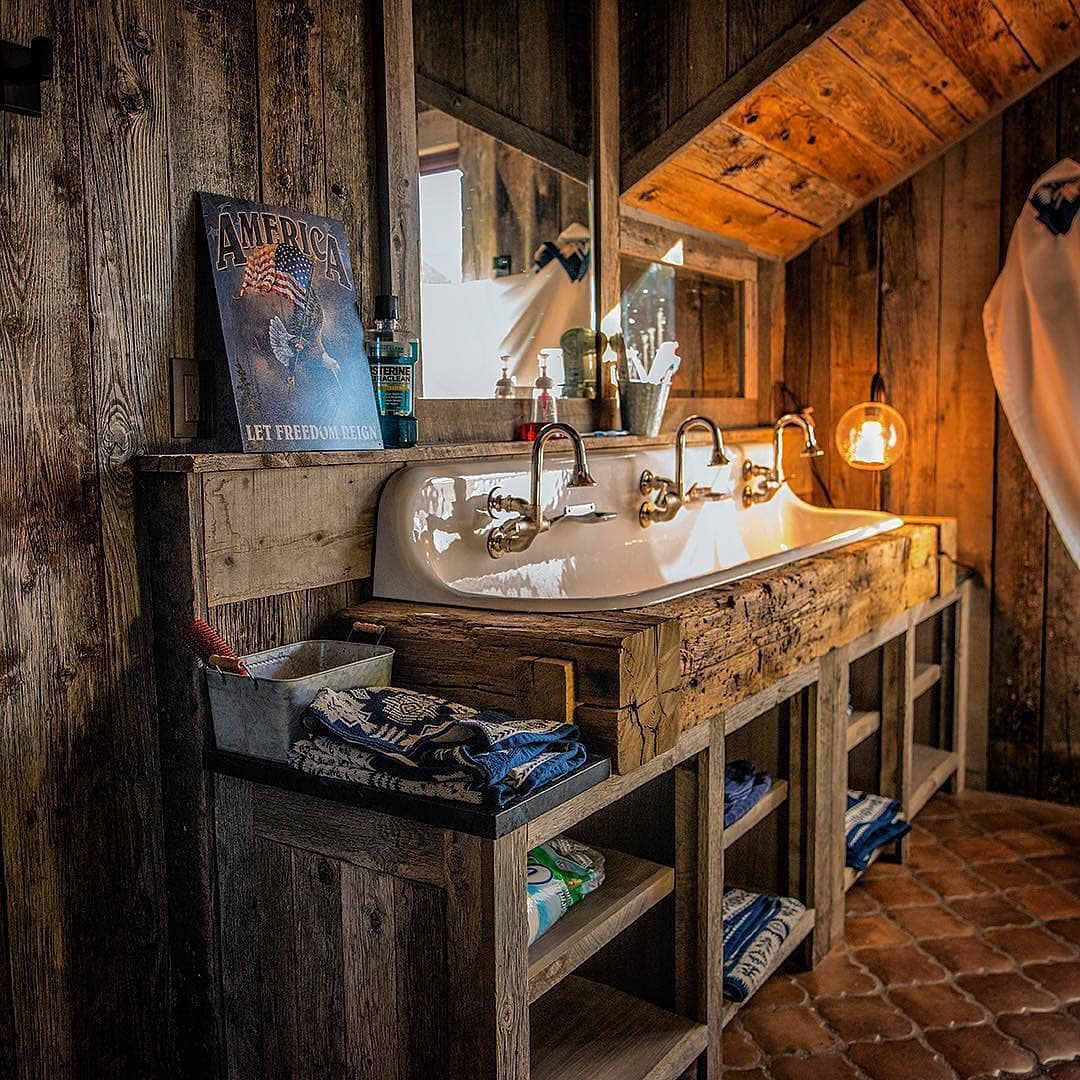 19. Rustic Elegance: a Patriotic Retreat with Multi-function Charm