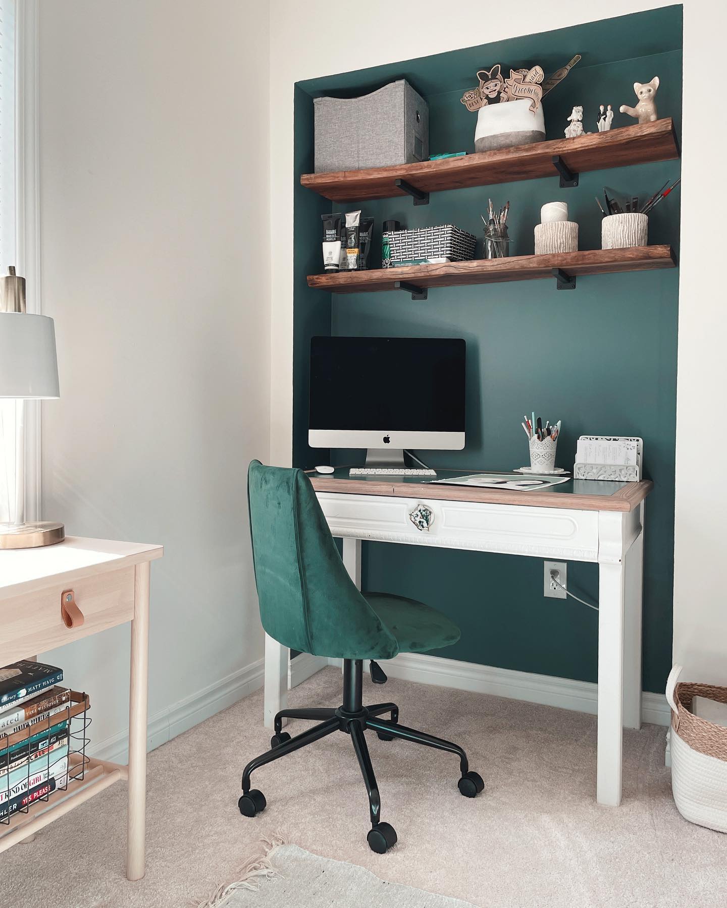 26. Cozy Corner Creativity: a Modern Hideaway for Inspiration
