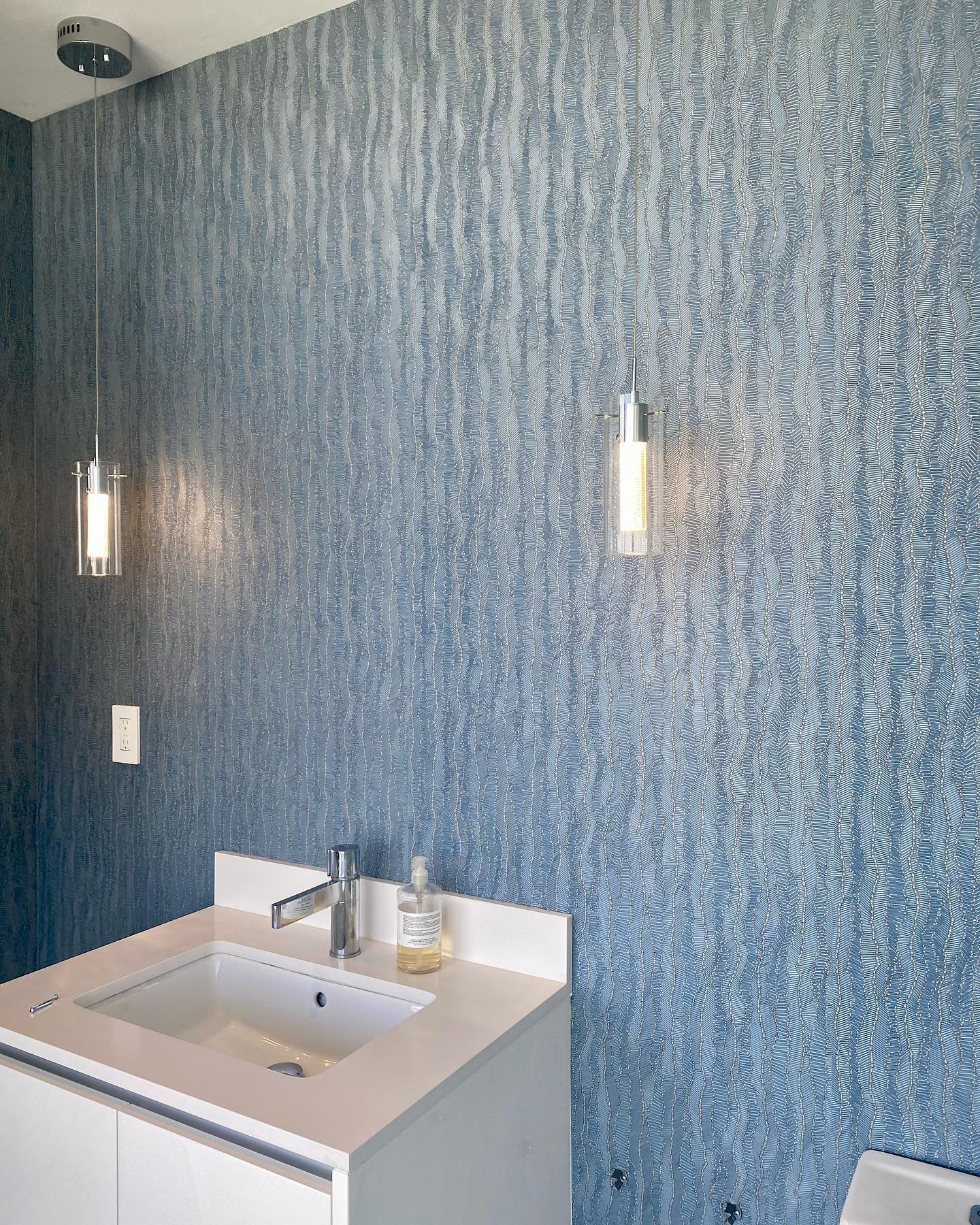 35. Waves Of Tranquility: Embracing the Oceanic Vibe In Contemporary Spaces