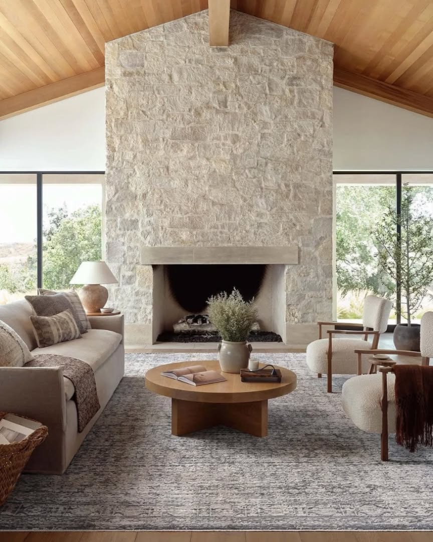 39. Warmth Meets Modern Serenity: Embracing Organic Textures In a Chic Gathering Space