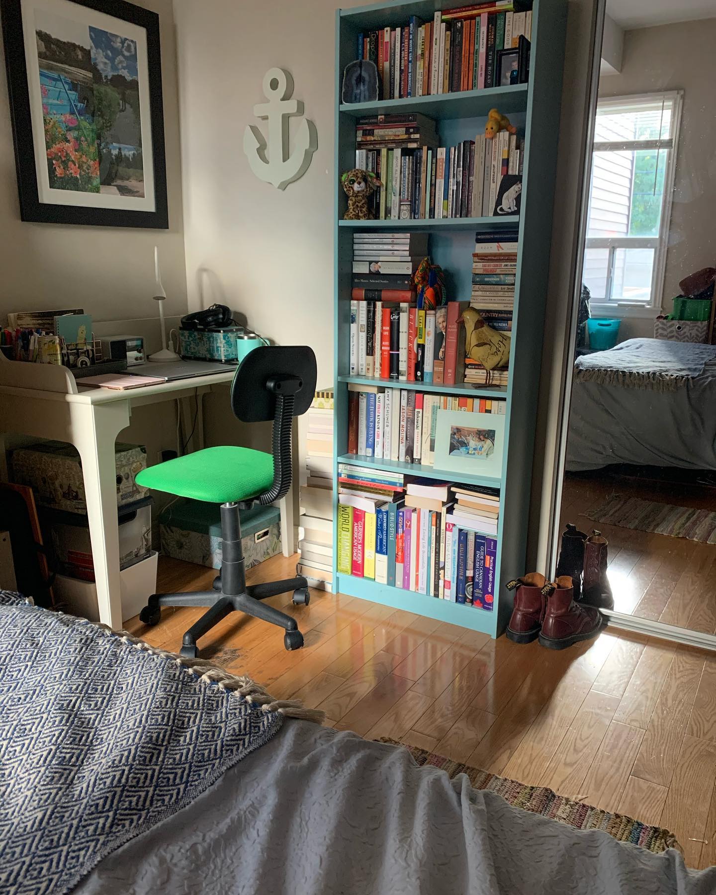 27. Seaside Serenity: a Cozy Workspace Blending Comfort and Creativity