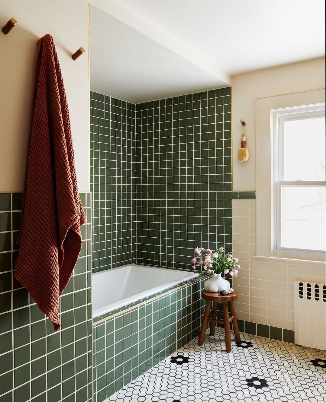 11. Urban Oasis: the Chic Harmony Of Green and Black In Bathing Spaces