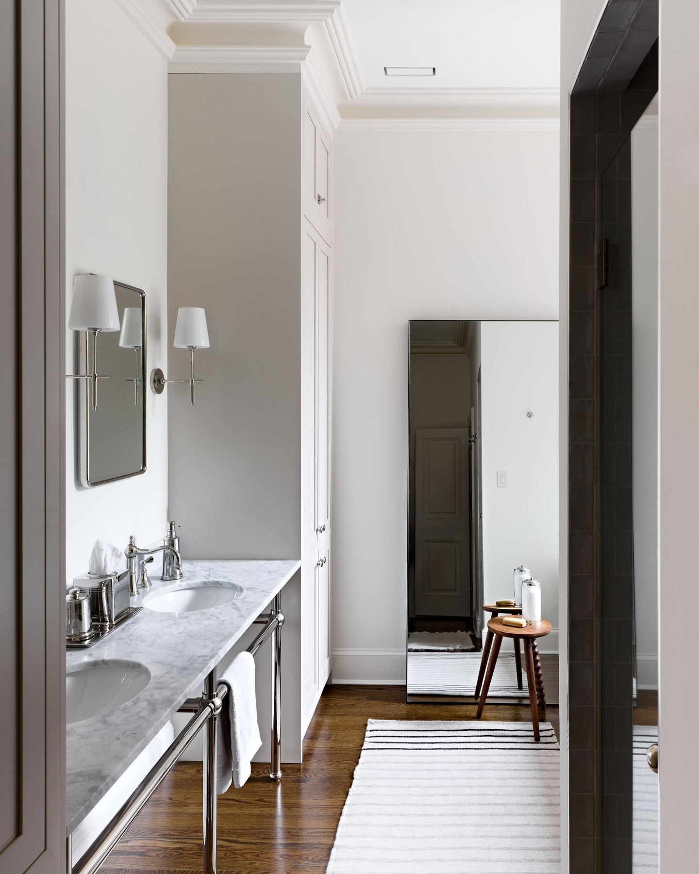 46. Sleek Serenity: the Art Of Minimalist Luxury In Neutral Bathroom Design