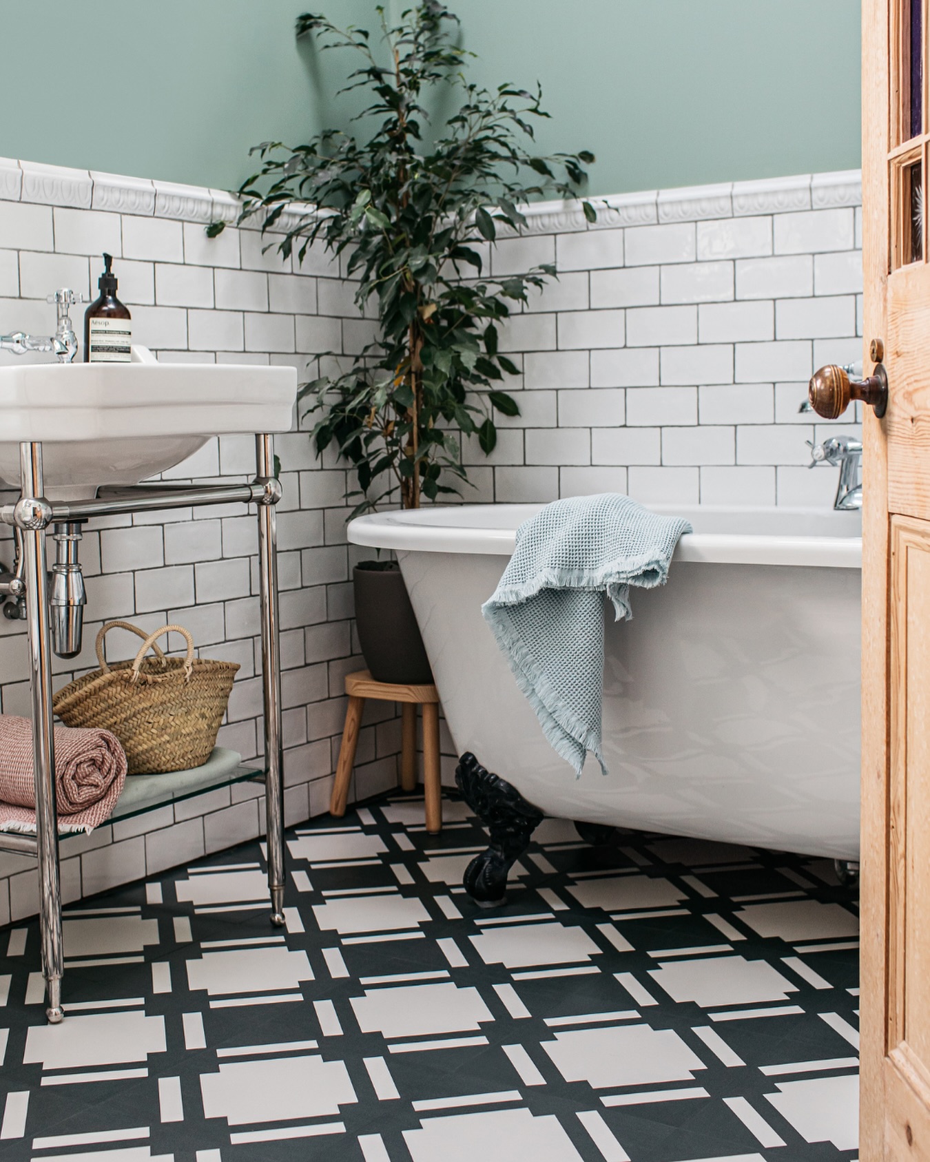 35. Striking Contrasts: a Modern Take on Vintage Charm