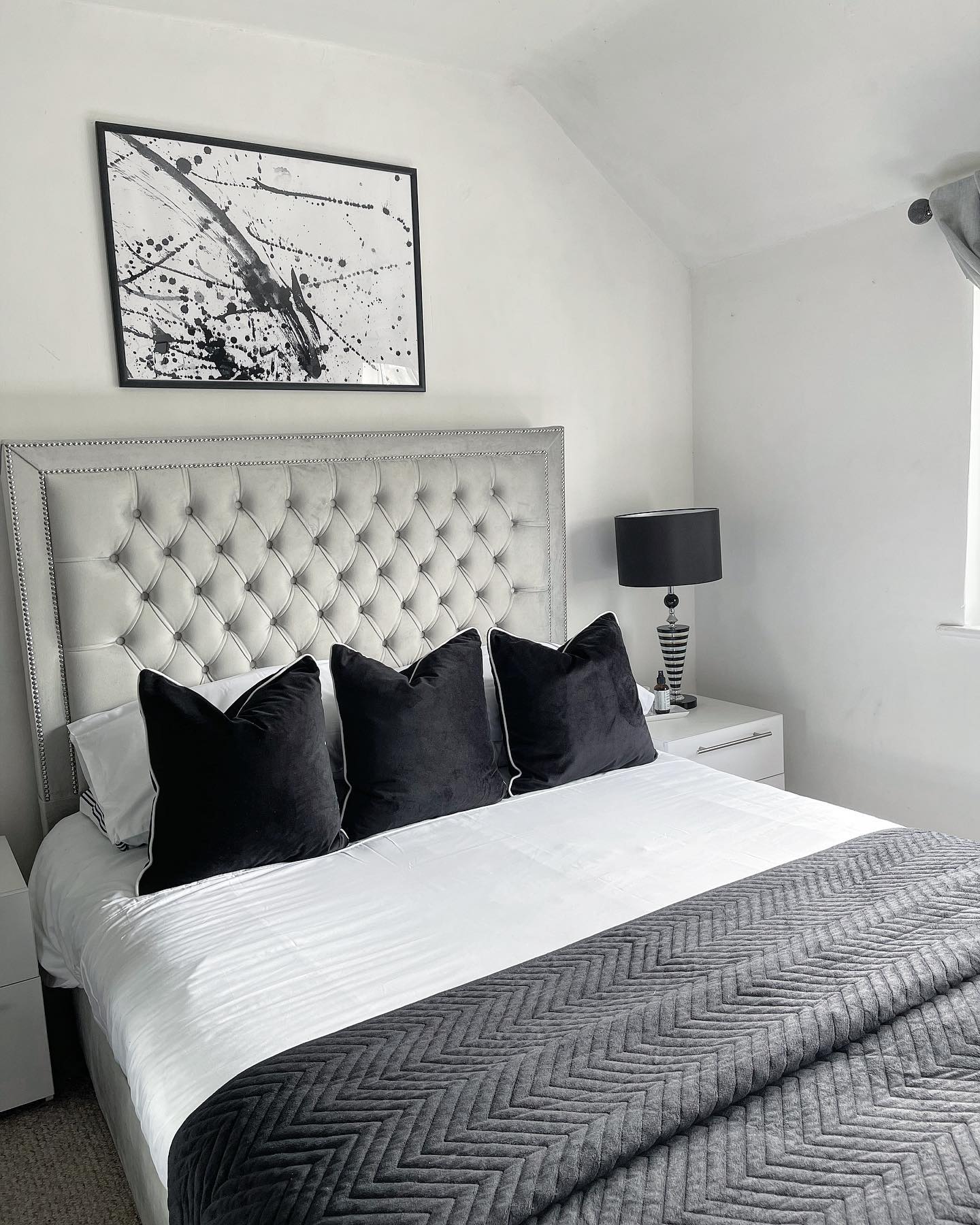 52. Meets Artistic Flair In Monochrome Serenity