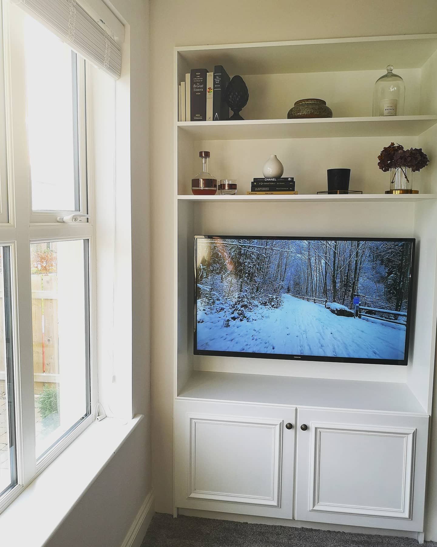 33. Chic Minimalism Meets Cozy Winter Vibes