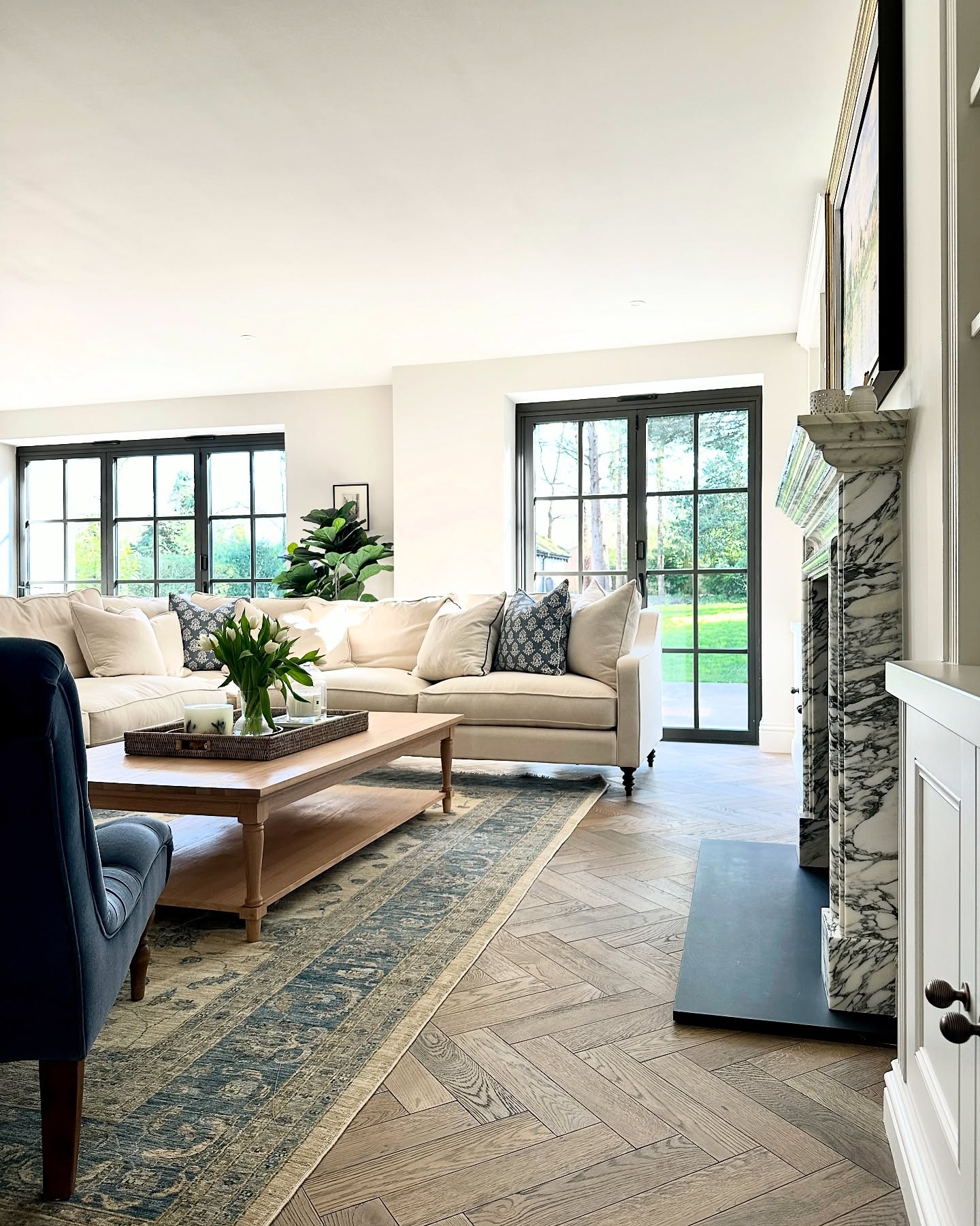 28. Elegant Embrace Of Nature: a Modern Living Room Oasis