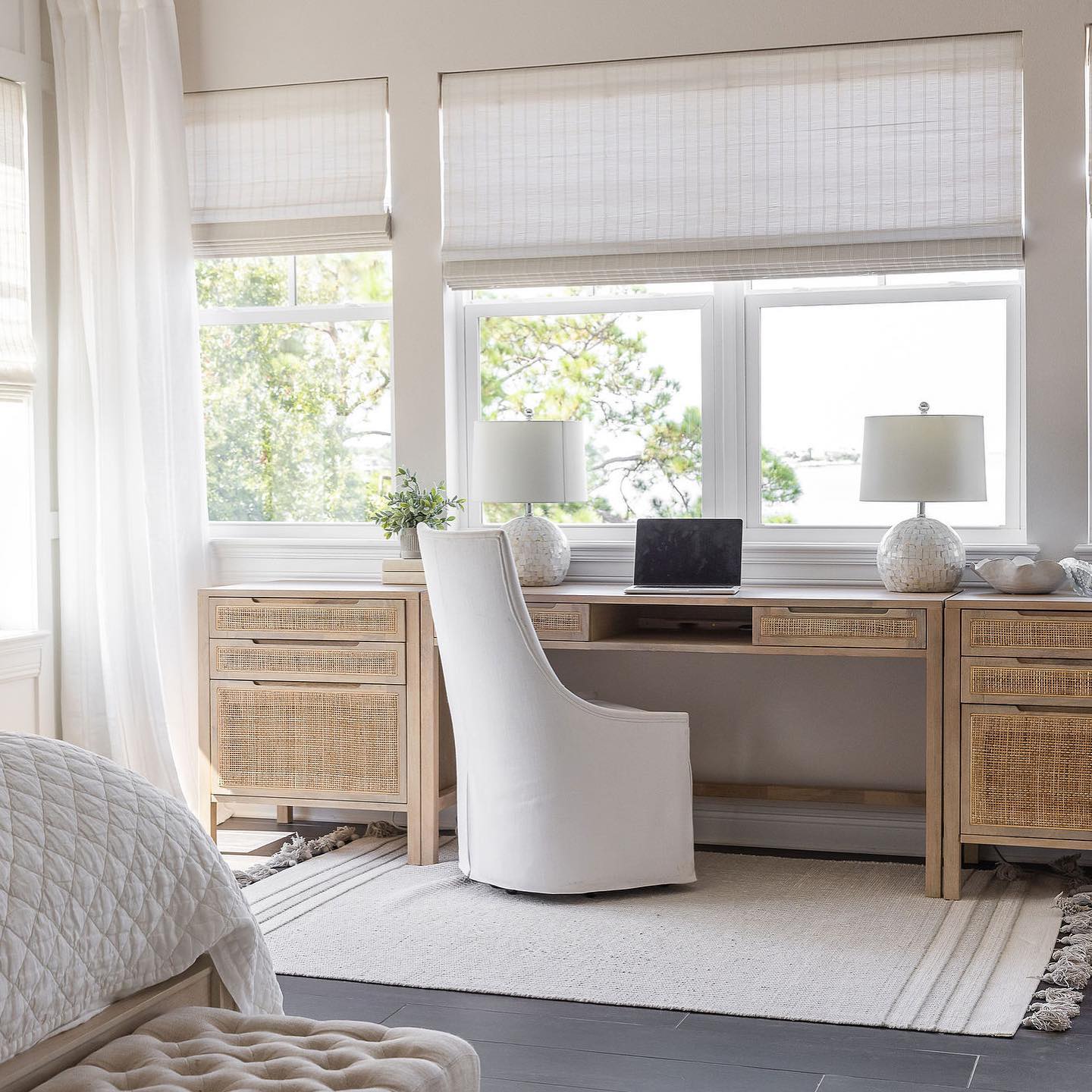 32. Serene Work Oasis: a Bright Blend Of Natural Elements