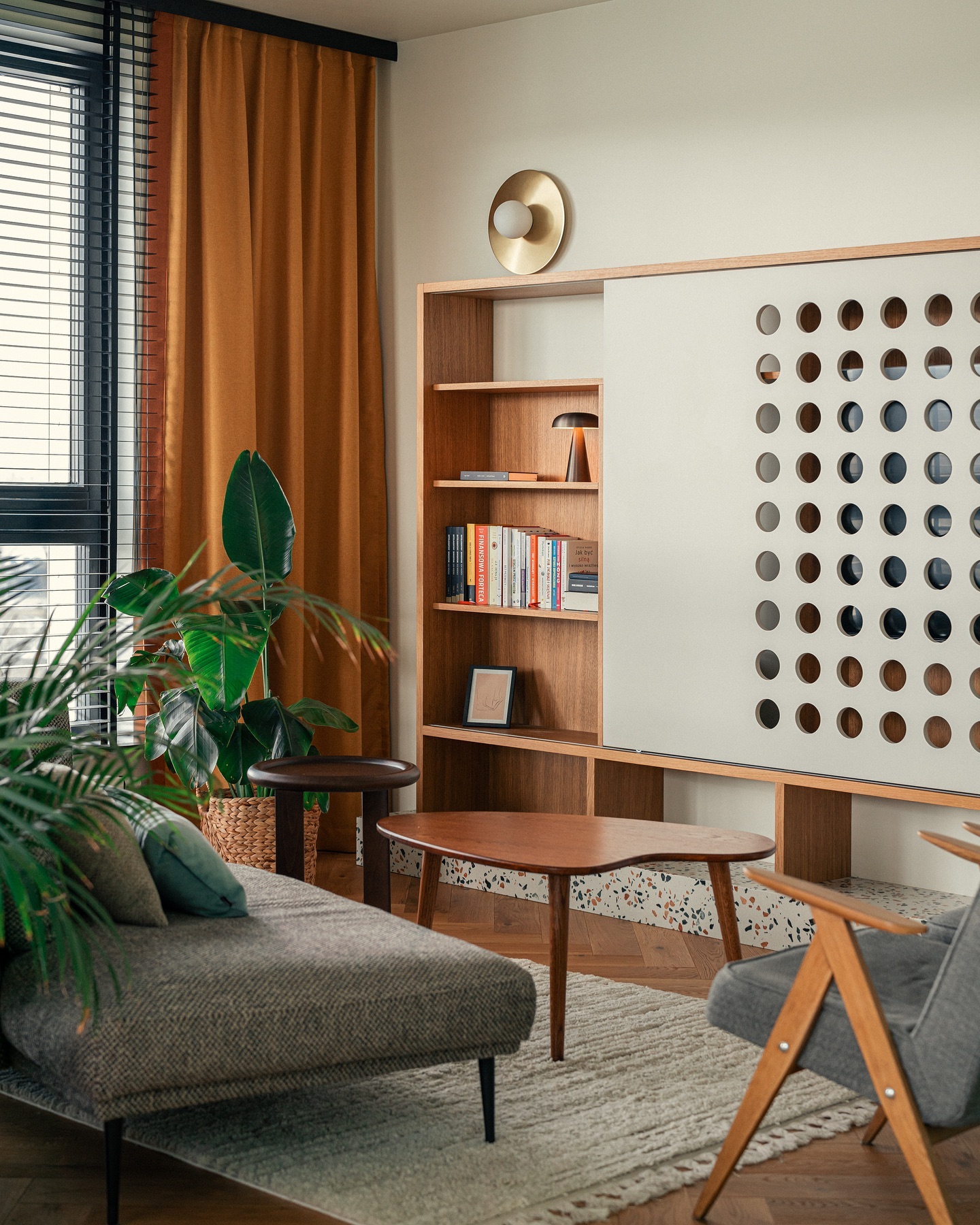 42. Cohesive Harmony: the Art Of Blending Vintage Minimalism with Nature