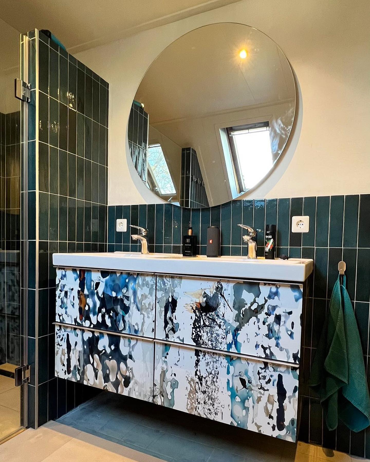 27. Oceanic Dreams: a Splash Of Artistic Flair In Bathroom Design