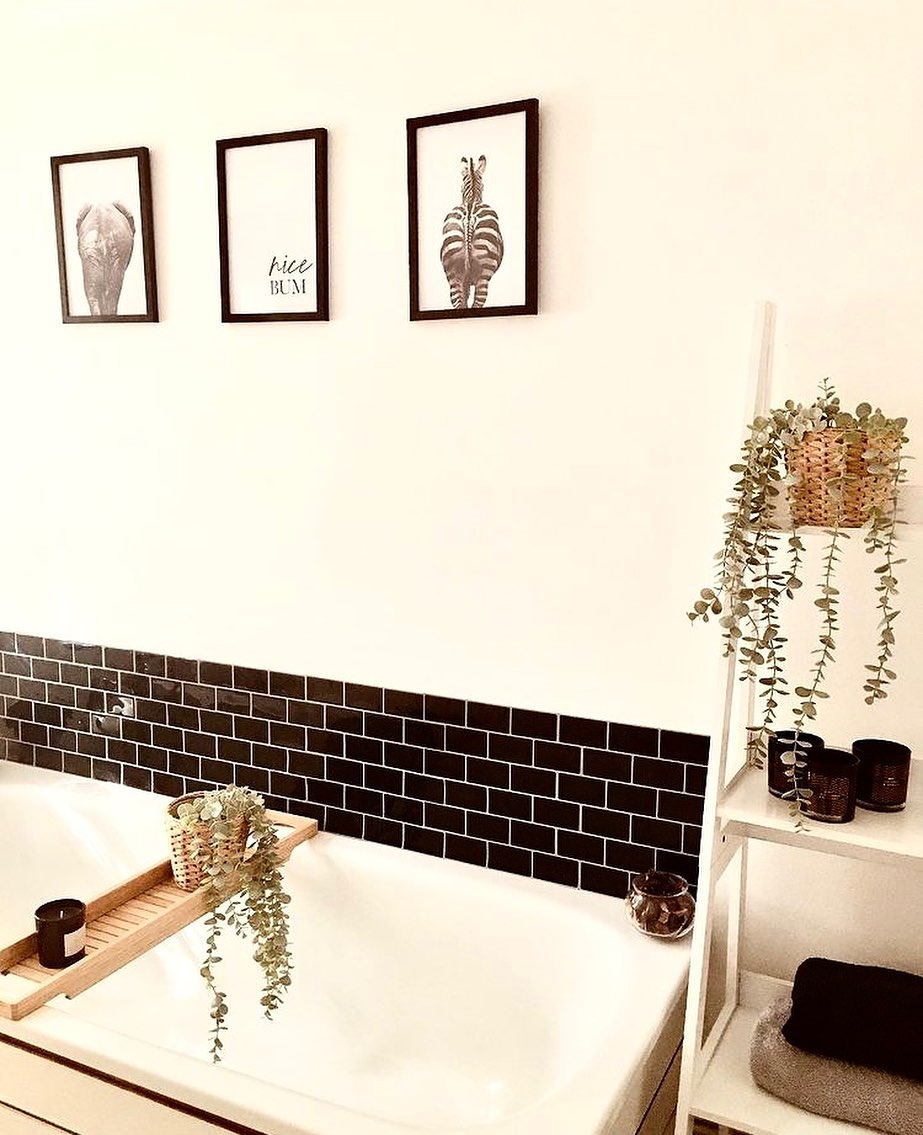 26. Nature's Whimsy: a Bold Safari-inspired Bathroom Retreat