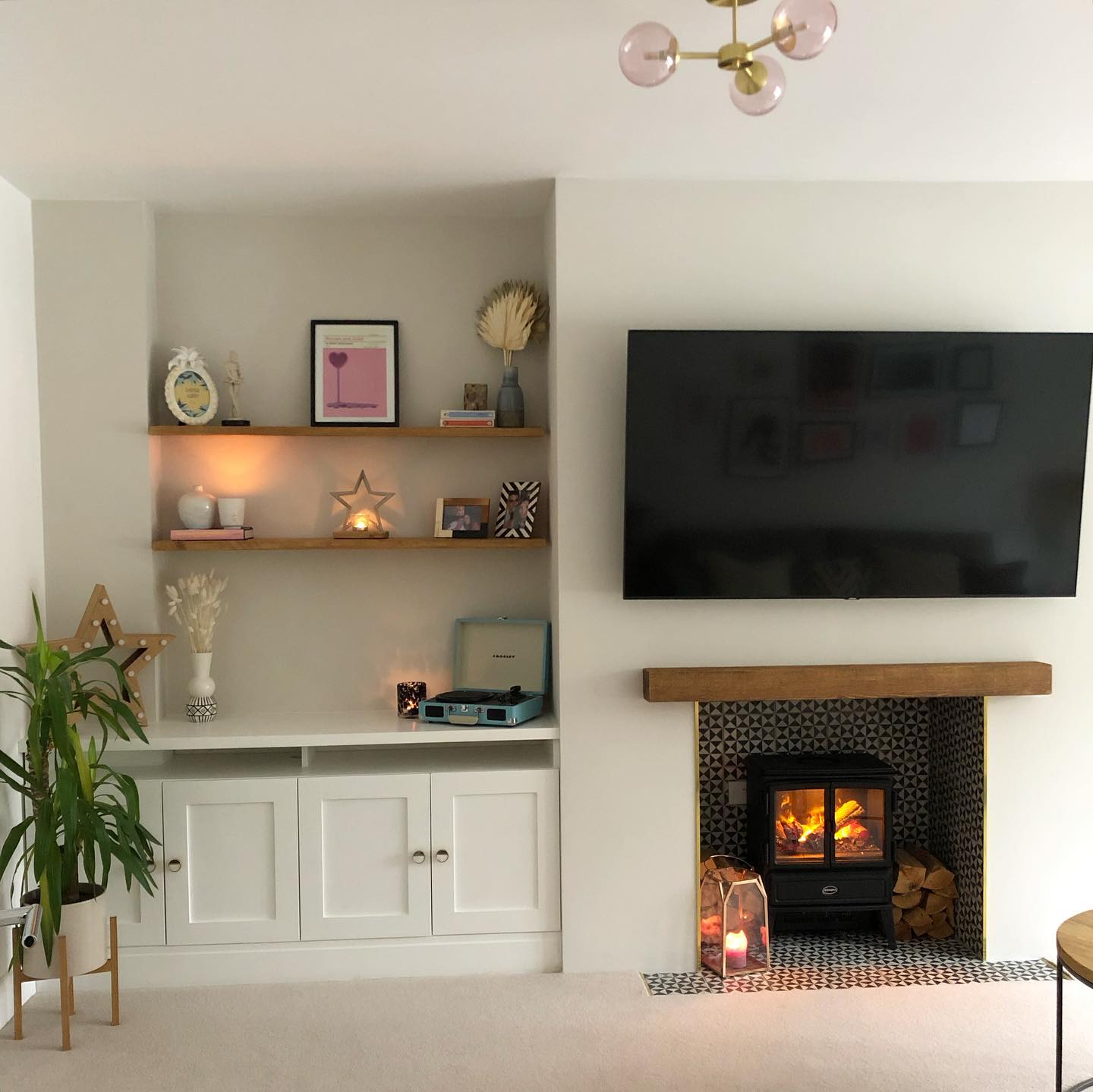 25. Vintage Vibes Meet Modern Minimalism: a Cozy Living Room Retreat