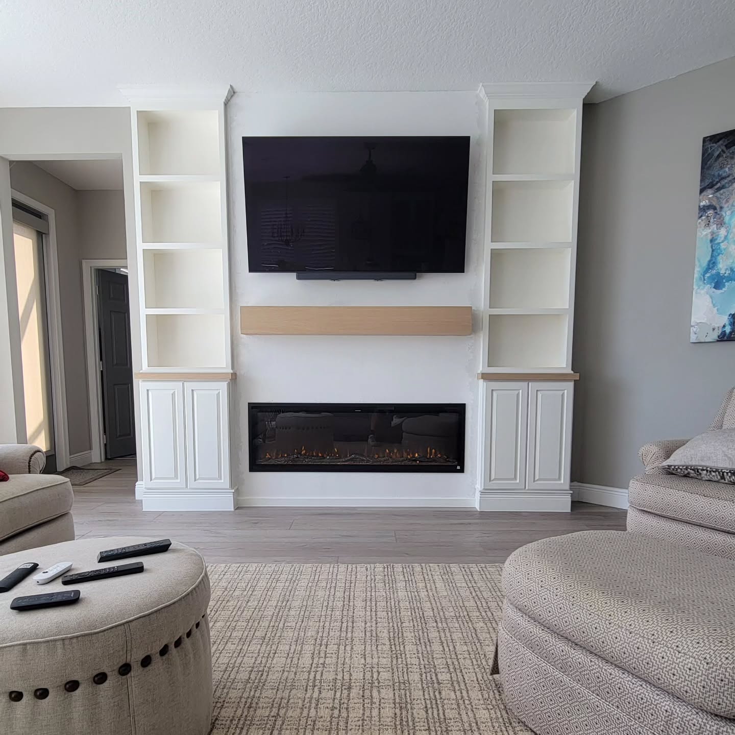 22. Modern Minimalism Meets Cozy Elegance