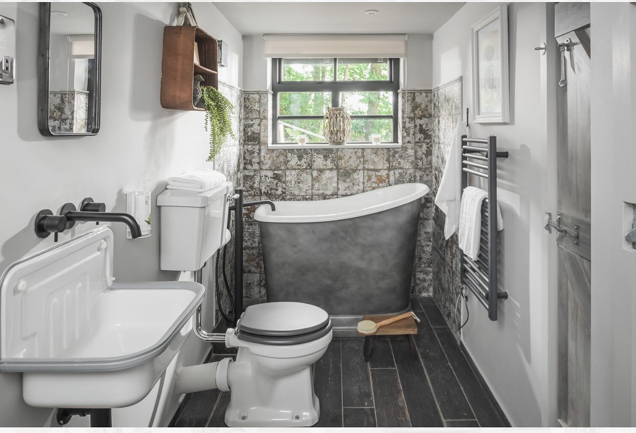 38. Bathtub Bliss: Embracing Nature's Touch In a Chic Rustic Retreat