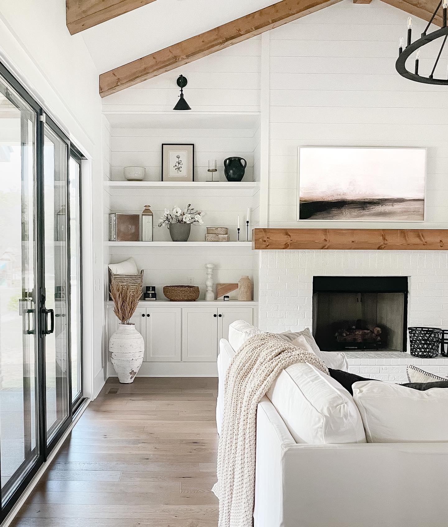 31. Cozy Minimalism with a Touch Of Rustic Elegance