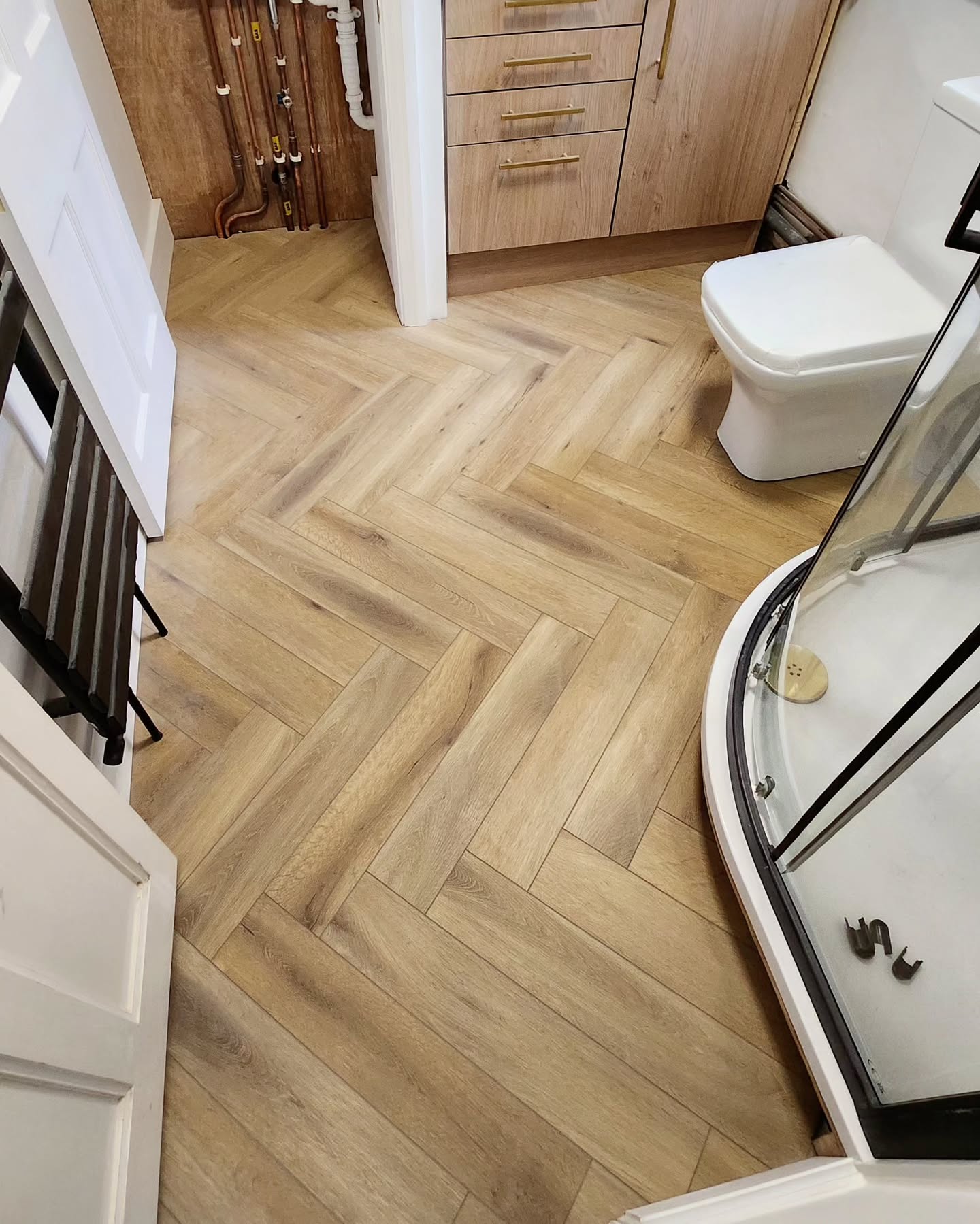 32. Chevron Chic: Elevate Your Bathroom with Porcelain's Warm Glow