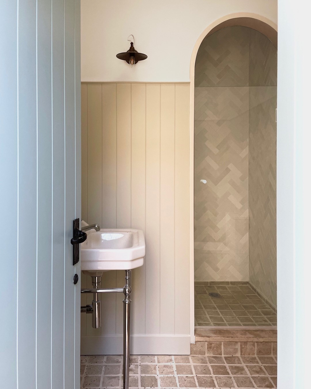 8. Whimsical Retreat: Embracing Archways and Earthy Elegance