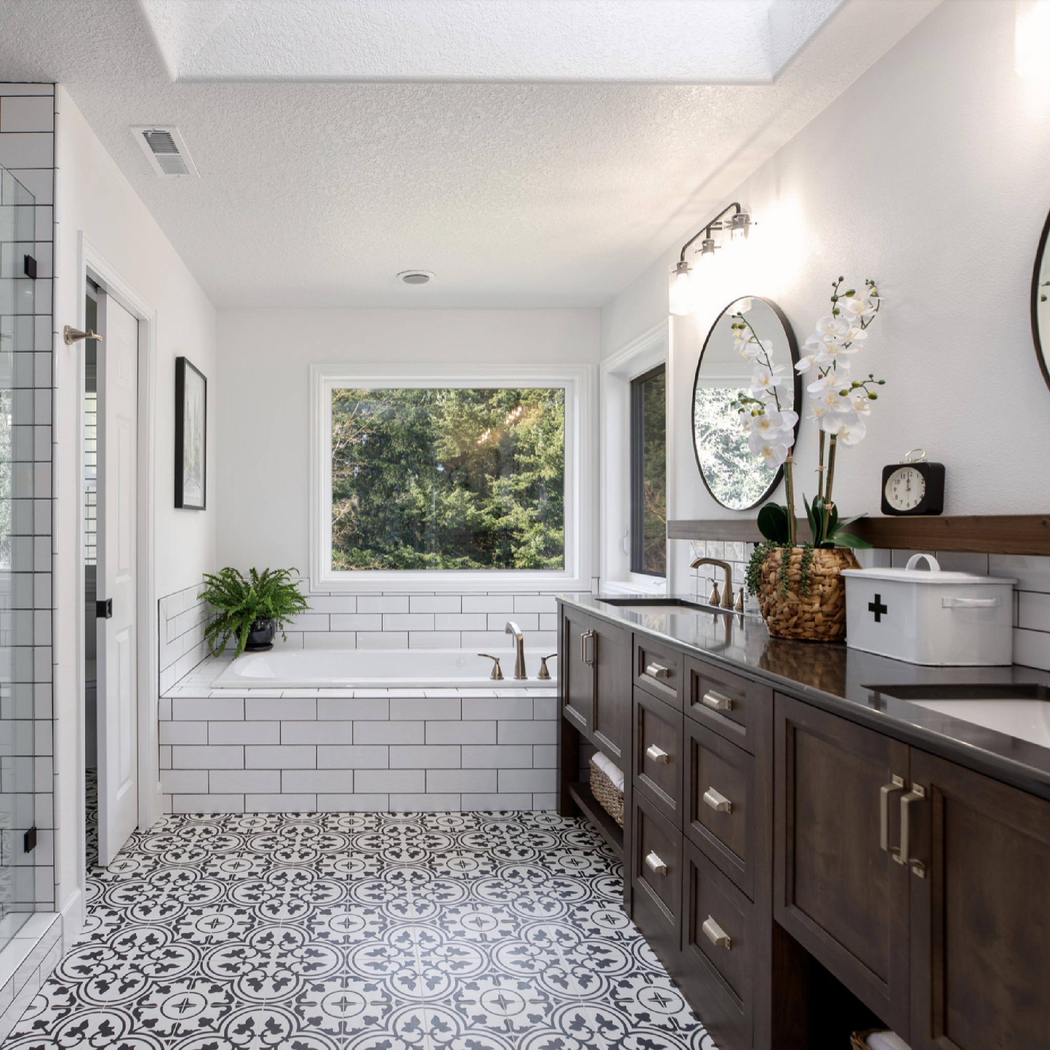 26. Bold Geometric Elegance: a Dance Of Monochrome In the Bath