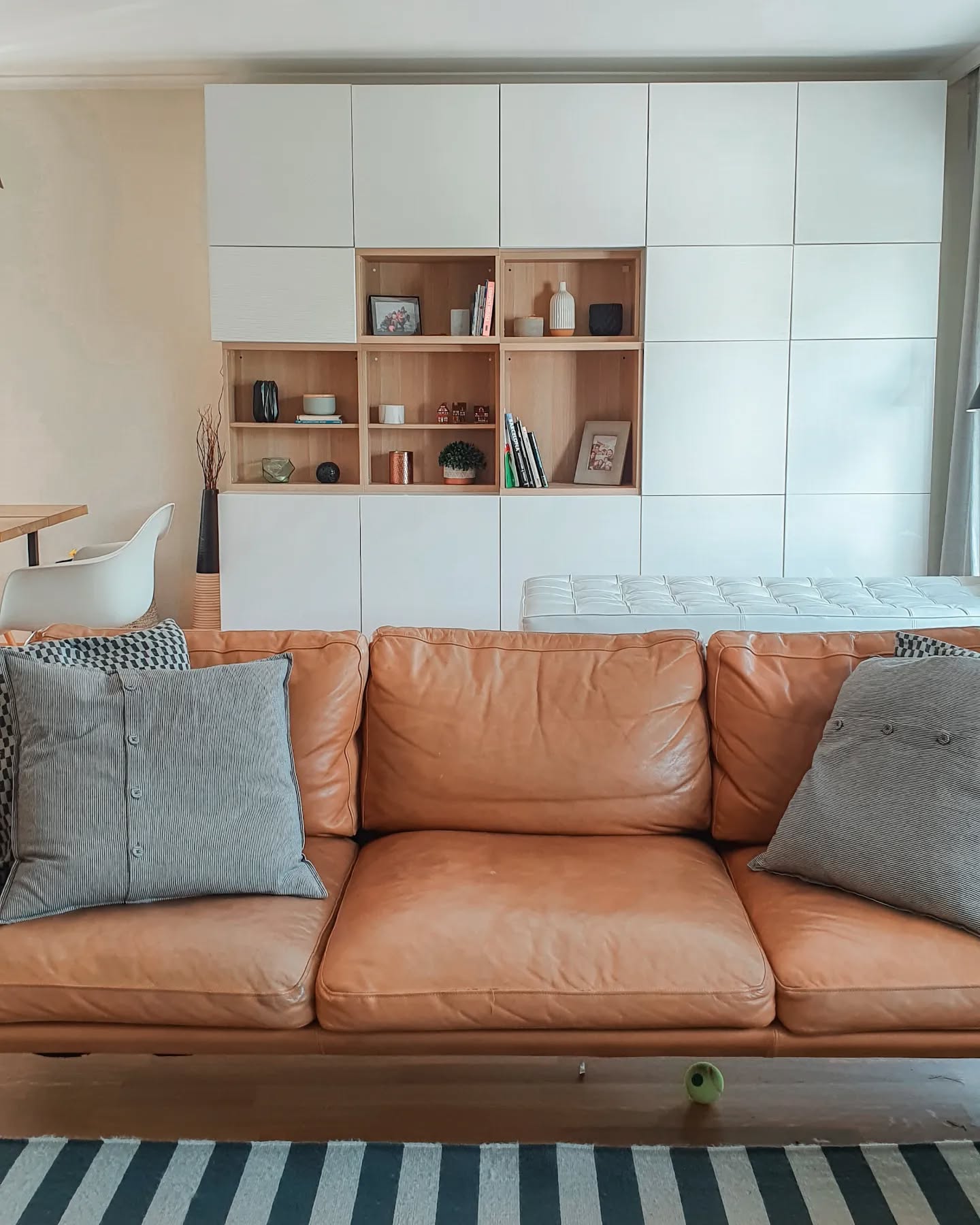 35. Warm Minimalism: the Art Of Essential Charm In Living Room Design
