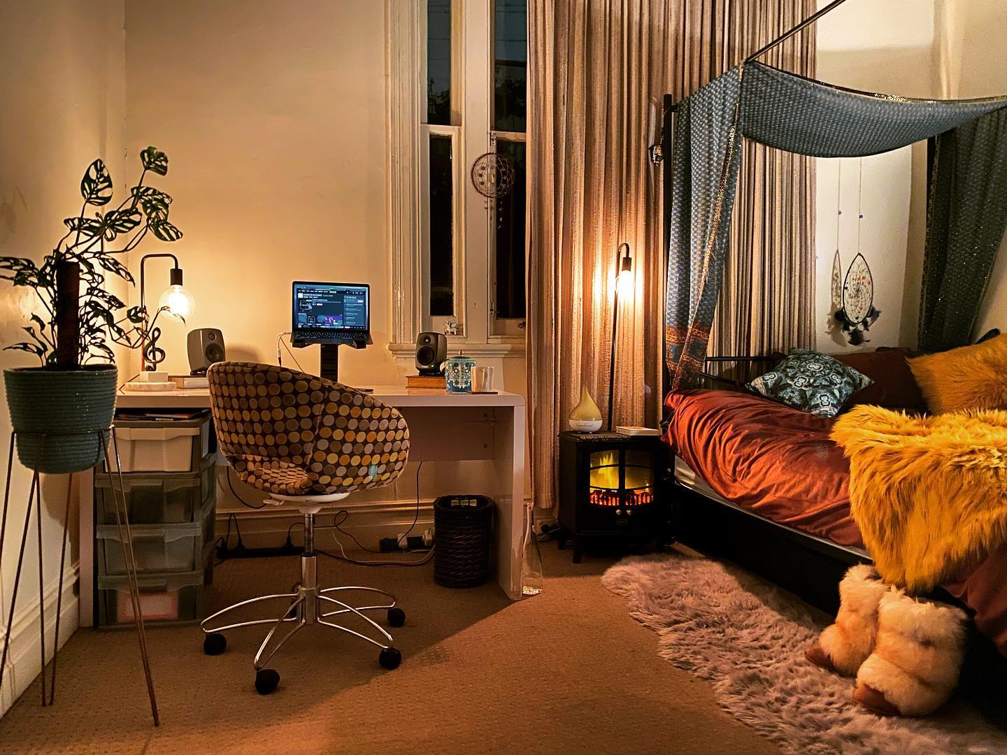 6. Cozy Urban Oasis: Merging Work and Relaxation In Style