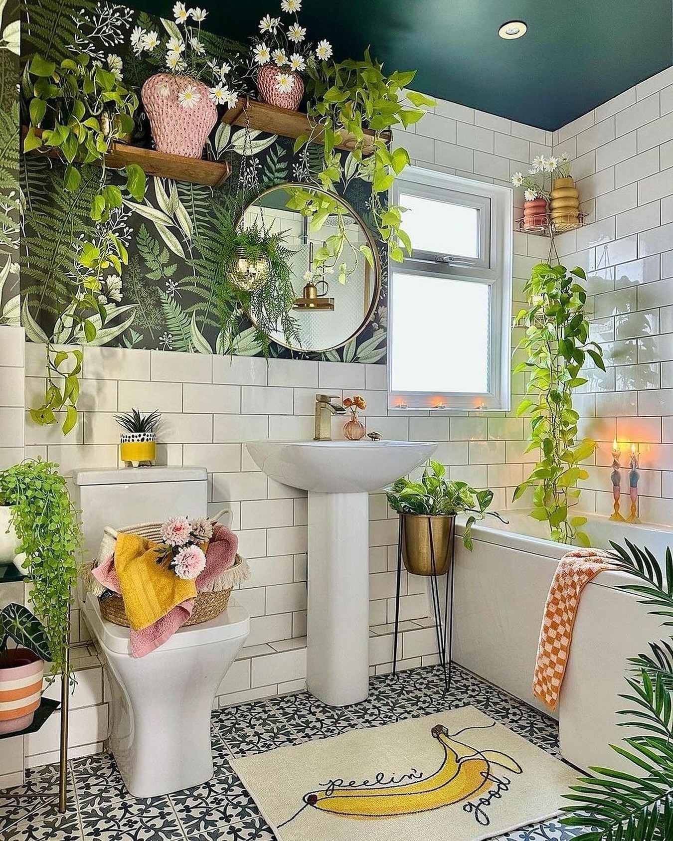 21. Lush Oasis: a Tropical Retreat In Your Bathroom
