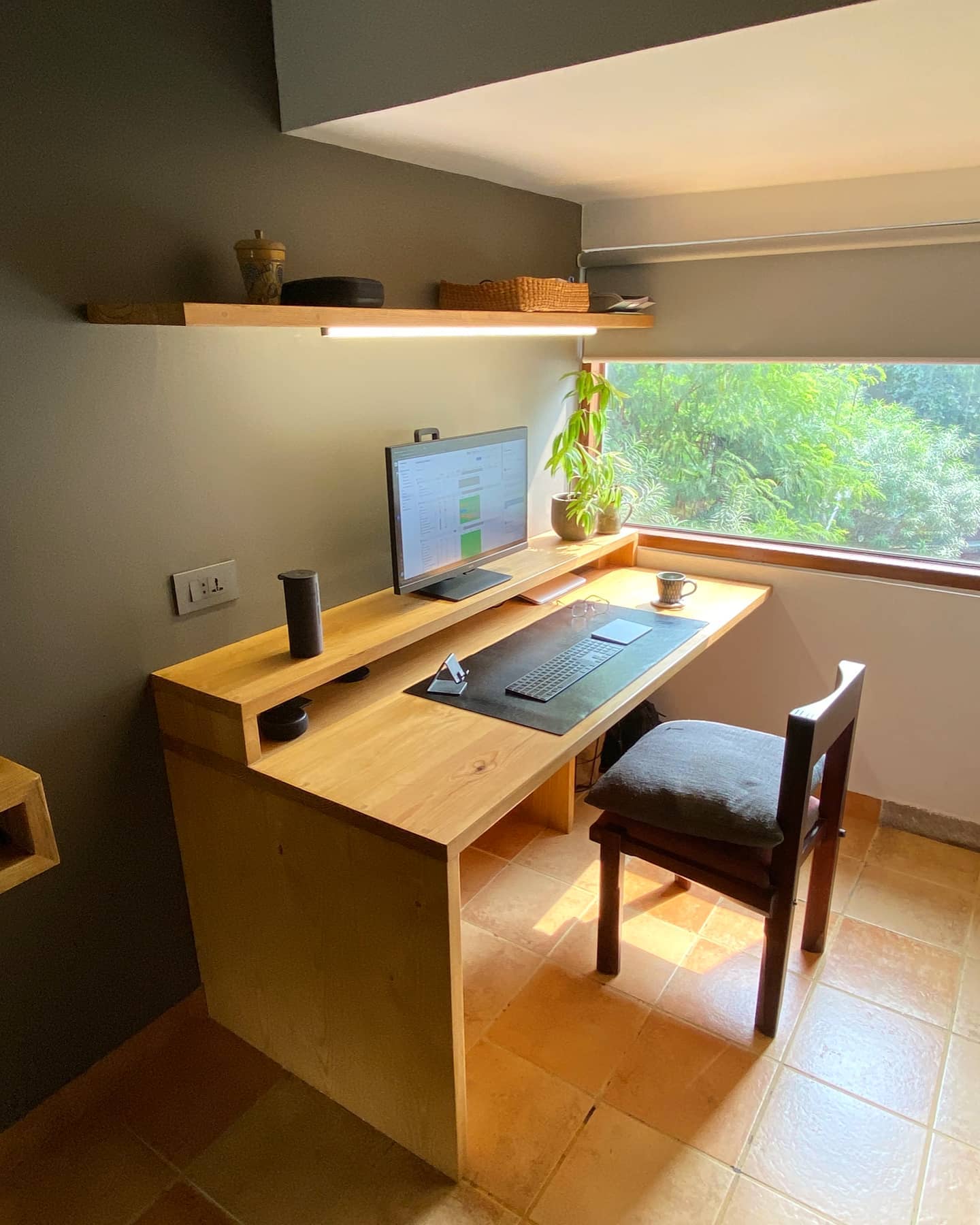13. Natural Harmony: a Minimalist Retreat for Focused Productivity