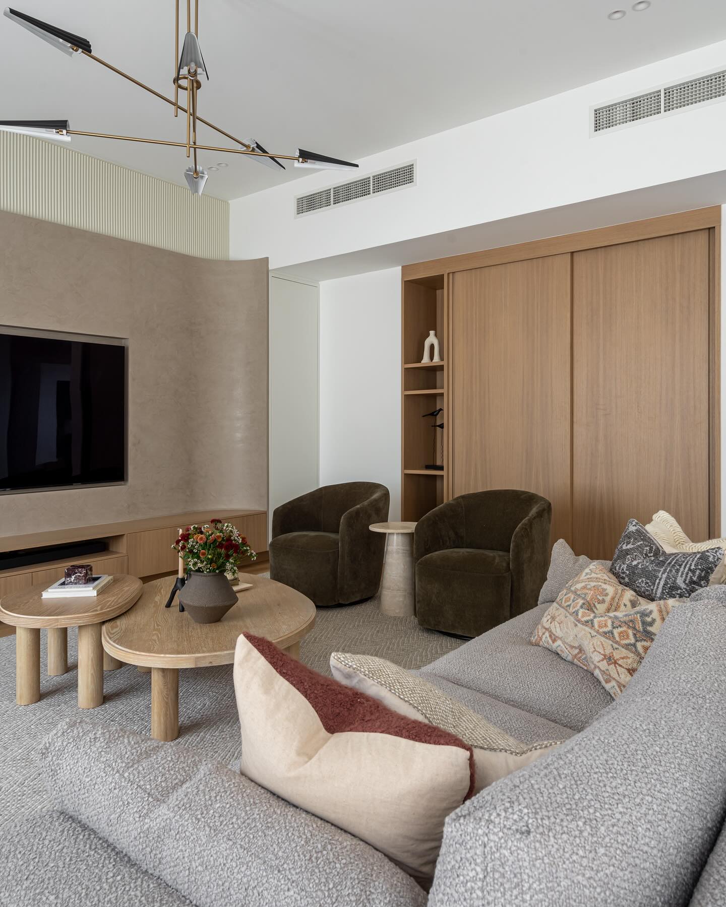 30. Curvilinear Comfort: Embracing Organic Shapes In Modern Living Spaces