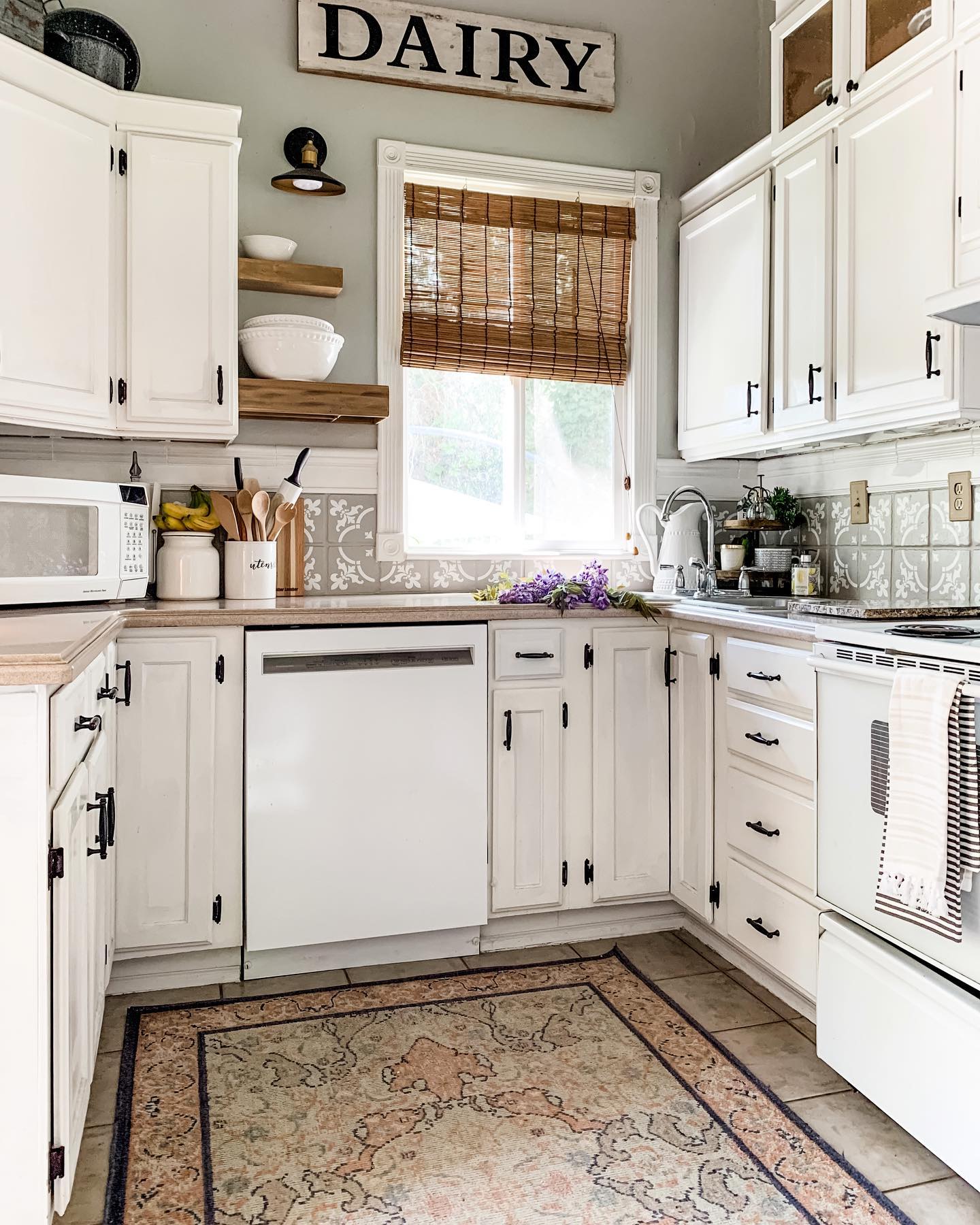 12. Charming Cottage Vibes: a Whimsical Nook Awash In White