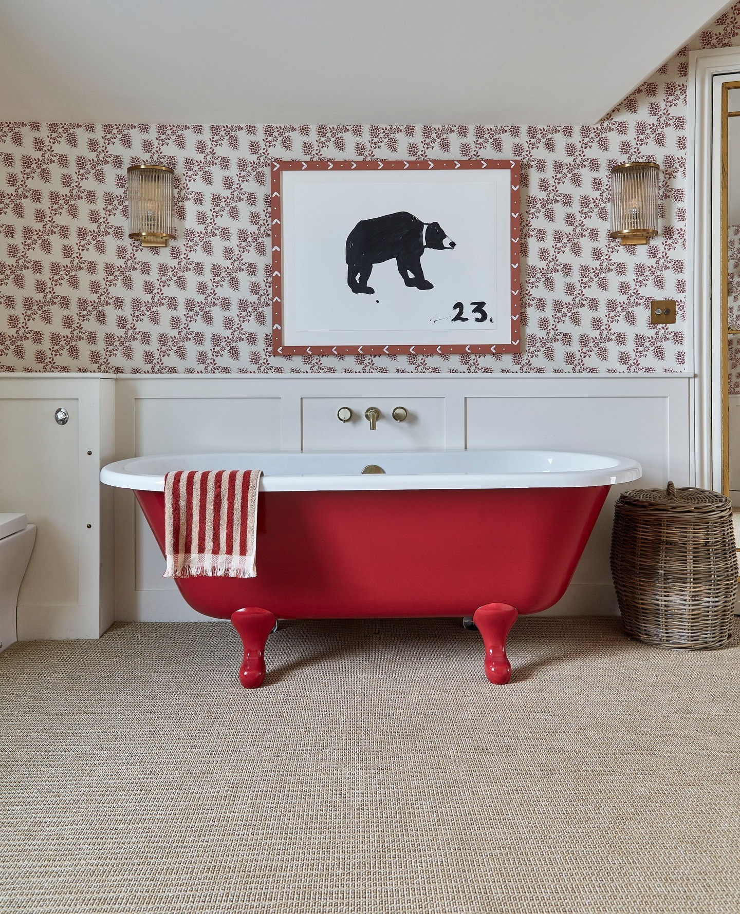 33. Chic Wilderness Retreat: a Cozy Contrast Of Color and Nature