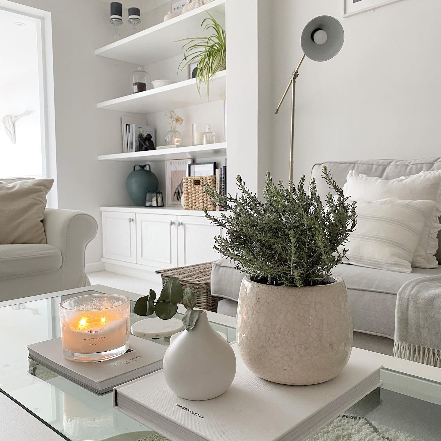 26. a Symphony Of Curves: the Serpentine Shelving Of a Modern Living Room