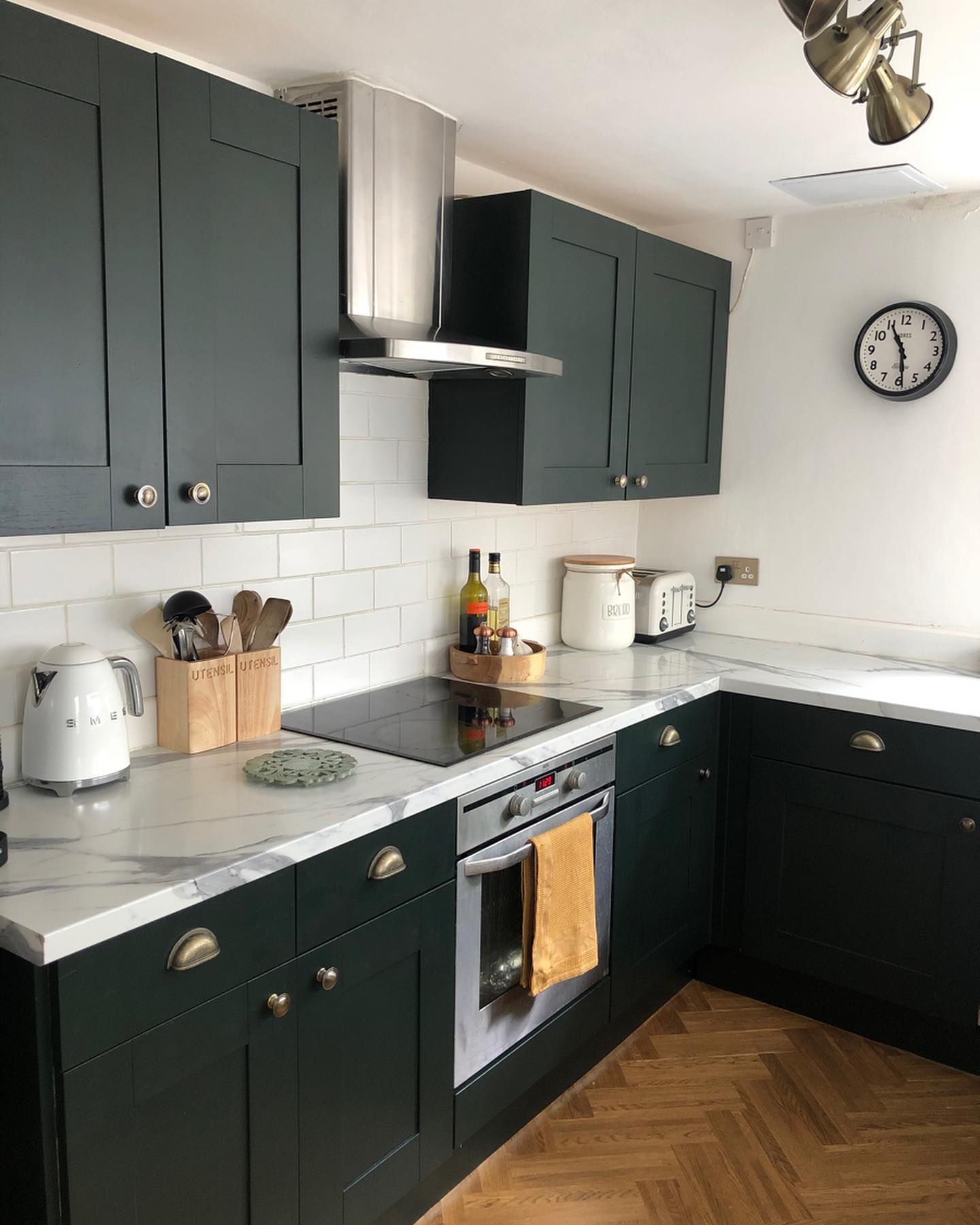 29. Neon Moss and Emerald Fusion: the Unconventional Green Kitchen