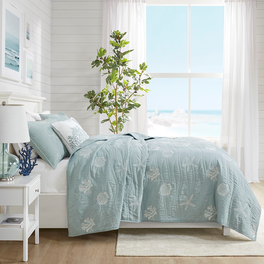 8. Coastal Serenity with a Twist: Wicker Rattan and Blue Glass Fusion