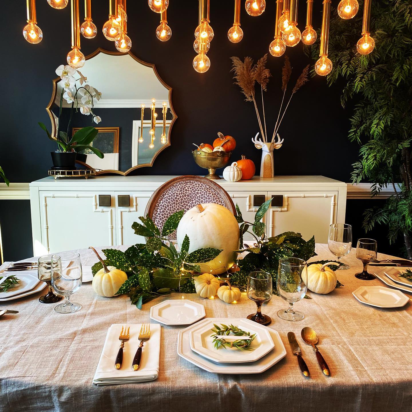 19. Honeyed Pumpkin and Cinnamon Stick Centerpiece Thanksgiving Table Setting