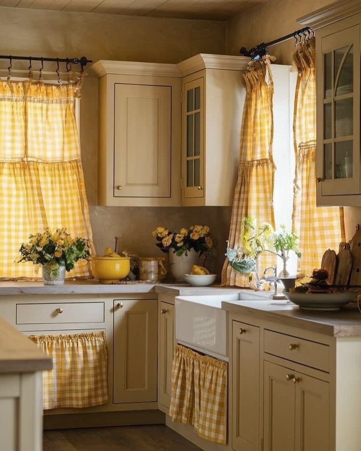42. Frothy Cappuccino Countertops with Geometric Fruit Display