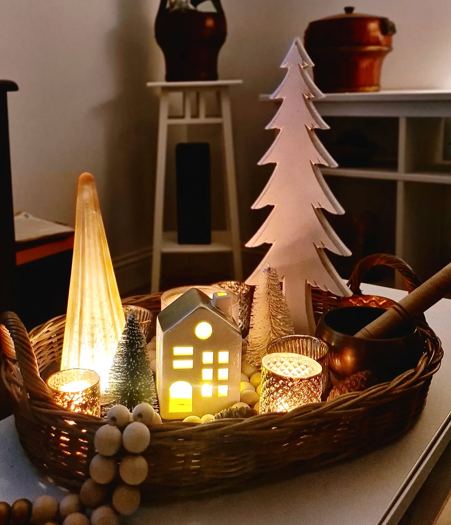 18. Frothy Cappuccino and Cinnamon Stick Christmas Centerpiece